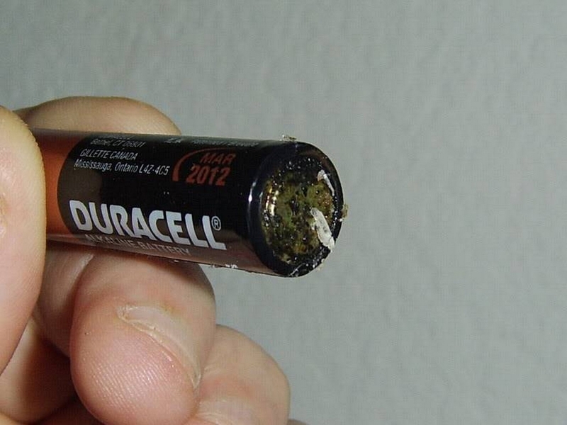 Cách xử lý khi pin bị chảy nước bạn nên biết 1