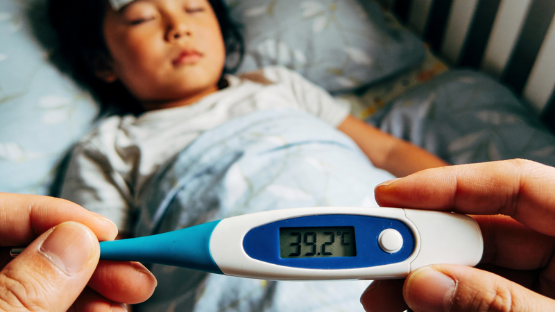 Sốt co giật là tình trạng trẻ bị co giật khi thân nhiệt tăng cao đột ngột, thường khi sốt trên 38°C