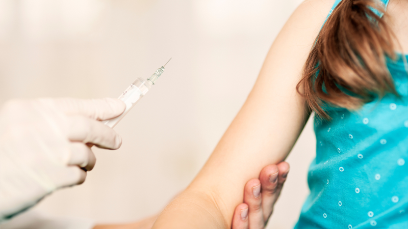 Một số trẻ có thể sốt sau tiêm phòng nhưng nguy cơ thấp và lợi ích tiêm chủng vẫn vượt trội hơn nhiều