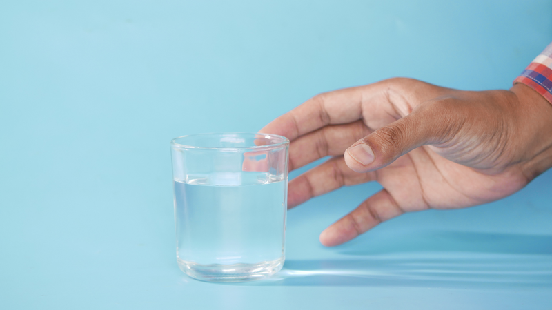 Không cho trẻ uống thuốc hay nước uống trong lúc co giật vì có thể gây hít sặc