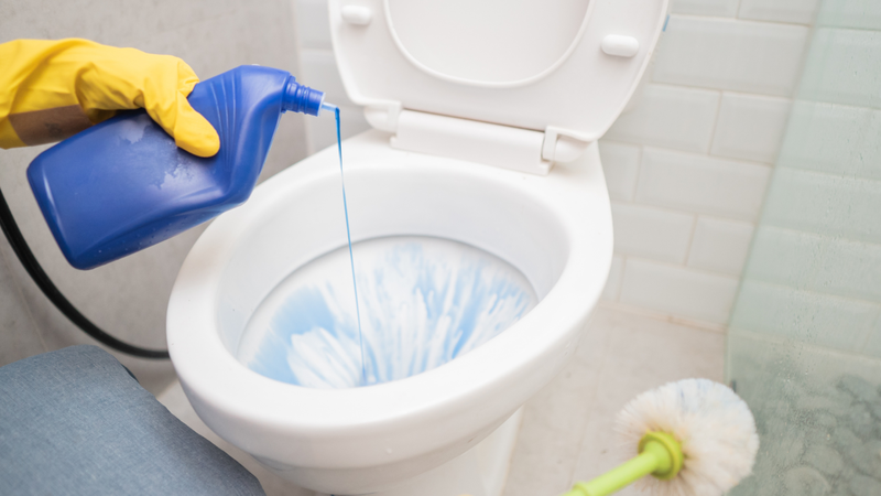 Kết hợp sản phẩm khử mùi với các biện pháp vệ sinh và thông gió sẽ giúp làm sạch nhà vệ sinh