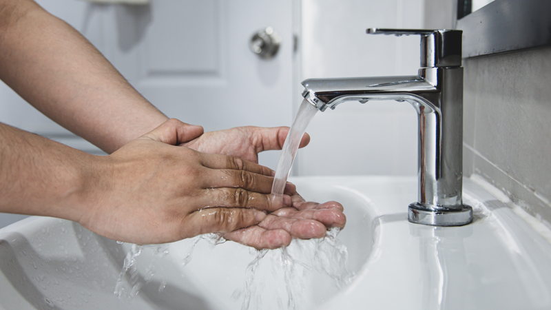 Rửa tay bằng nước và sản phẩm làm sạch dịu nhẹ, sau đó thấm khô thay vì chà xát