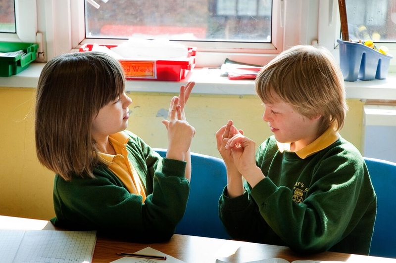 Câm bẩm sinh có bị điếc không? Cách phát hiện trẻ bị điếc và phương pháp điều trị 2