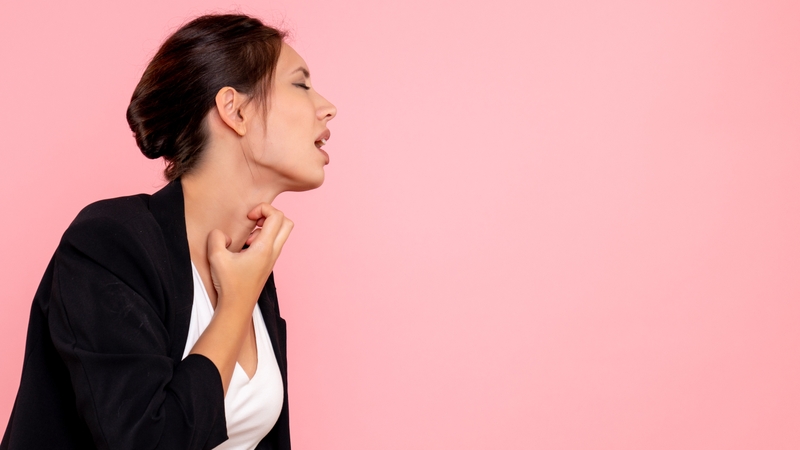 Cảm giác có gì đó vướng ở cổ họng​ do nhiều nguyên nhân gây ra
