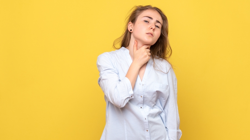 Cảm giác có gì đó vướng ở cổ họng cần đi khám ngay nếu tình trạng kéo dài