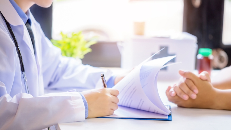 Để giảm cảm giác vướng nên đi khám chuyên khoa nội tiết