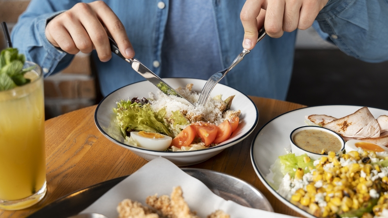 Ăn chậm, nhai kỹ để giảm cảm giác vướng ở cổ họng do trào ngược dạ dày