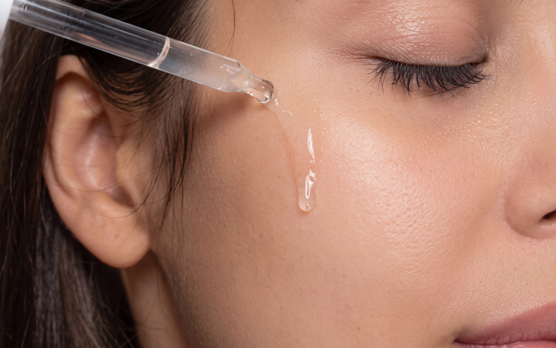 Thoa serum phục hồi giúp củng cố lại hàng rào bảo vệ da