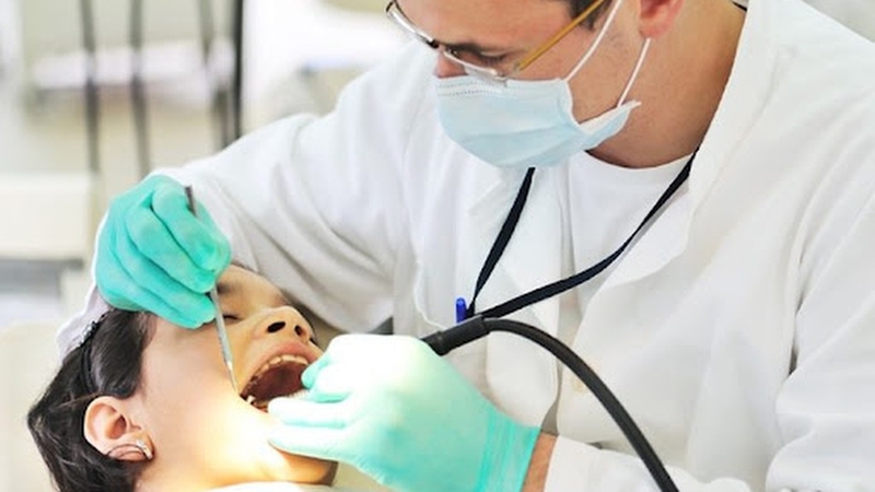 Cắm vít niềng răng có đau không? Những điều bạn cần biết 3