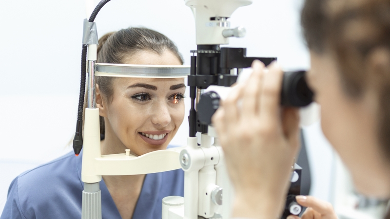 Lưu ý cần đi khám mắt trước khi bắt đầu sử dụng kính áp tròng