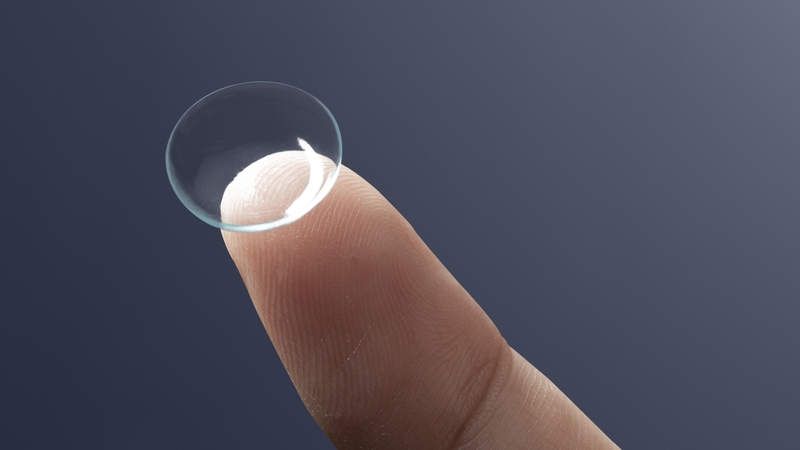 Người bị cận 10 độ có thể sử dụng kính áp tròng cứng thấm khí để cải thiện thị lực