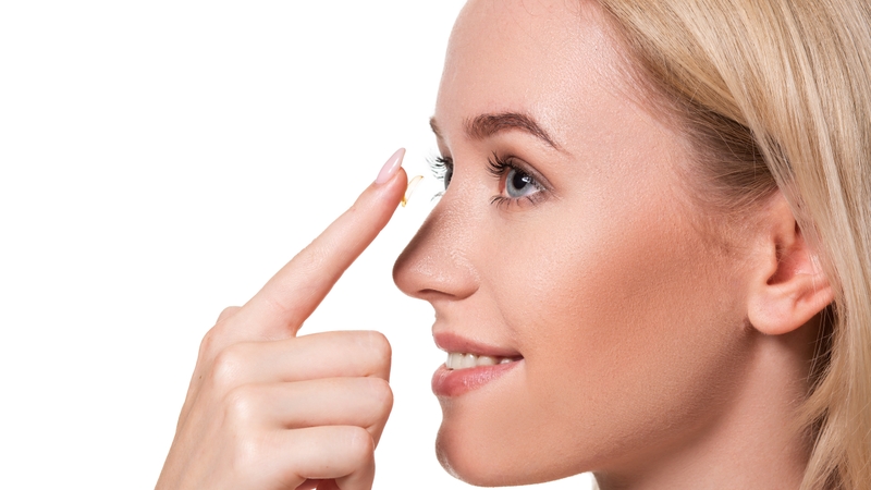 Nhiều người bị cận 10 độ băn khoăn có đeo kính áp tròng được không