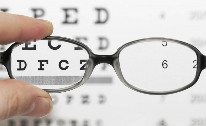 Nếu người bệnh đã đeo kính, chúng ta cần kiểm tra thị lực với chiếc kính đang đeo