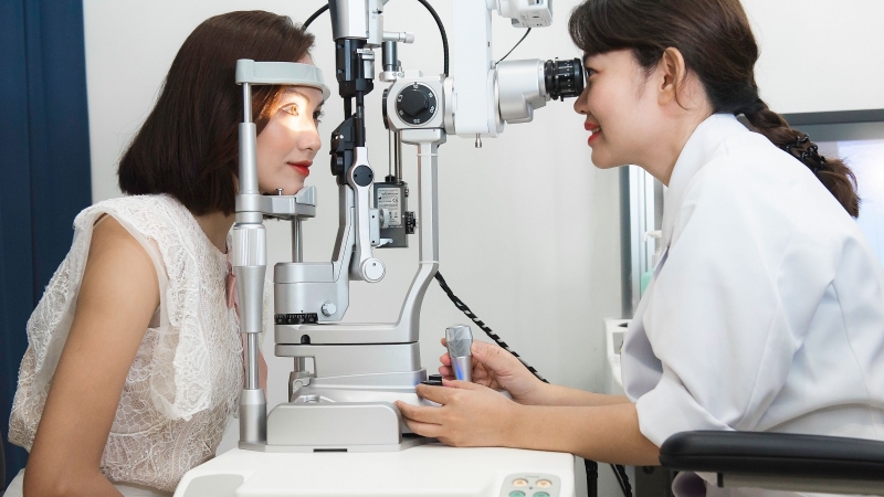 Cận 5 độ có đeo kính áp tròng được không? 3