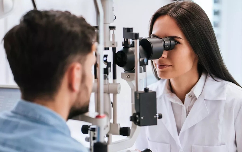 Cận 9 độ nhìn được bao xa? Có nên mổ mắt không? 3