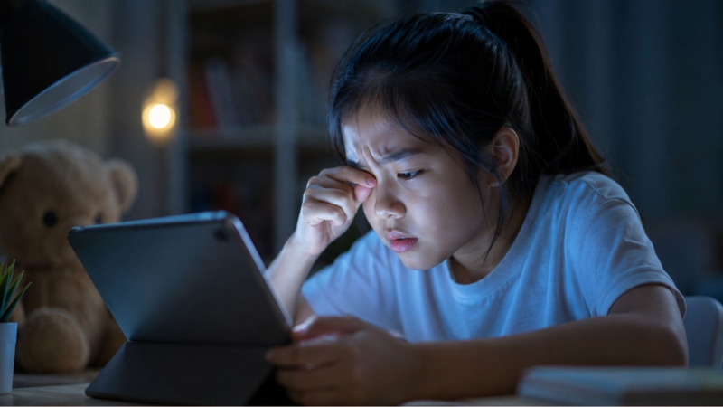 Dùng thiết bị điện tử quá lâu ảnh hưởng thị lực