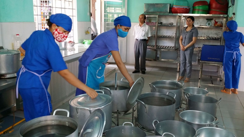 Cần làm gì để phòng chống ngộ độc thực phẩm trong trường mầm non