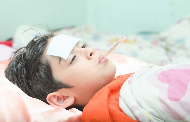 Cần làm gì khi trẻ bị sốt ho trong mùa dịch 1