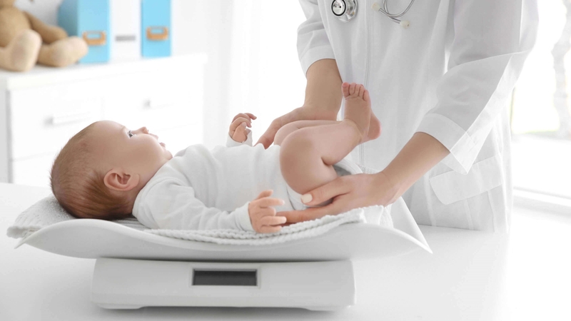 Cân nặng bé 4 tháng bao nhiêu là đạt chuẩn? Bí quyết giữ đúng cân nặng cho trẻ 1