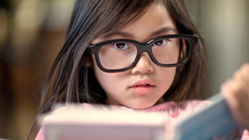 Cận thị đơn thuần biểu hiện chủ yếu là giảm thị lực nhìn xa, trong khi thị lực gần vẫn bình thường