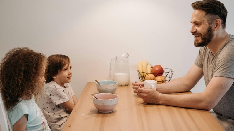 Cha mẹ nên thường xuyên trò chuyện với trẻ, kể cả khi trẻ chưa thể trả lời