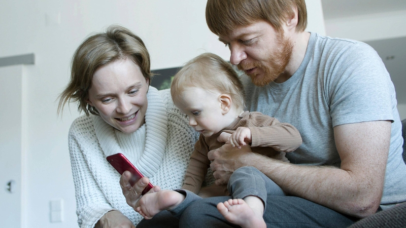 Nếu cho con tiếp xúc với thiết bị điện tử, cha mẹ nên bình luận về nội dung mà trẻ xem