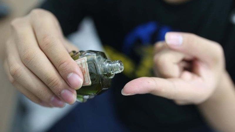 Cẩn trọng trước tác hại của dầu gió khi dùng sai cách 2