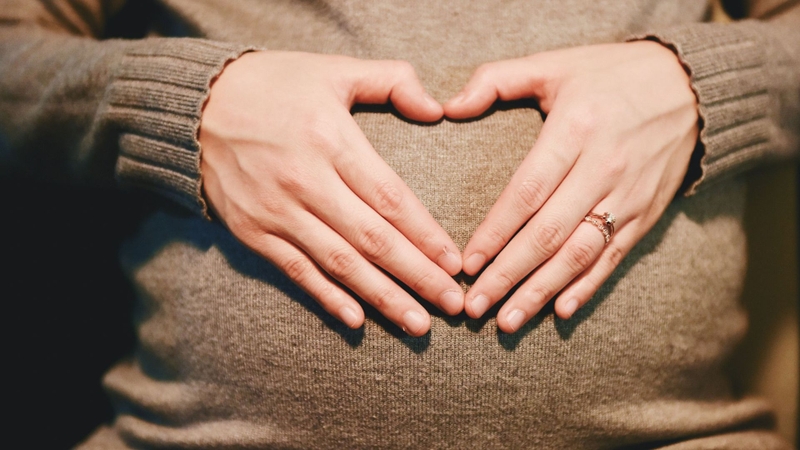 Căng tức bụng dưới có phải dấu hiệu mang thai? Dấu hiệu mà chị em nên biết 1