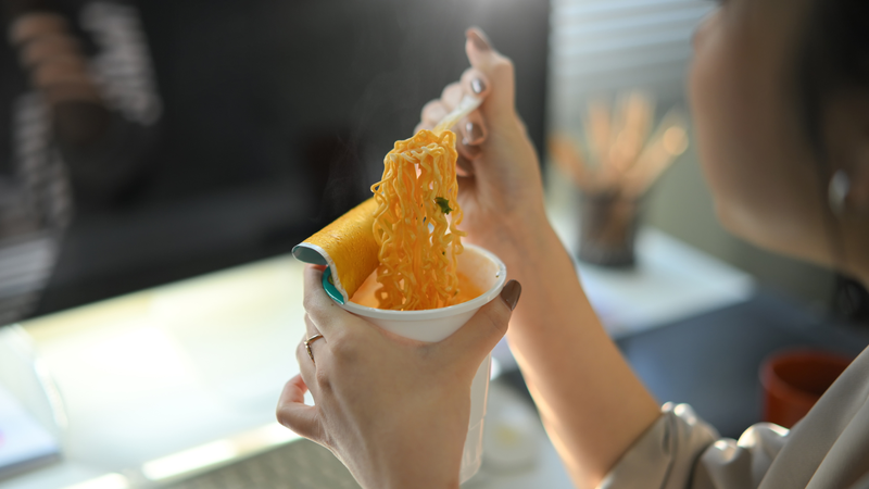 Ăn sáng nhiều muối như mì gói hay đồ chế biến sẵn có thể gây hại cho tim mạch