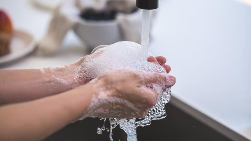 Rửa tay bằng xà phòng hoặc dung dịch sát khuẩn sau khi bơi và trước khi ăn