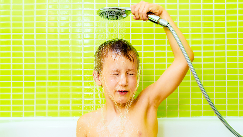 Một sai lầm khi chăm sóc trẻ mắc tay chân miệng tại nhà là không tắm khi trẻ bị bệnh