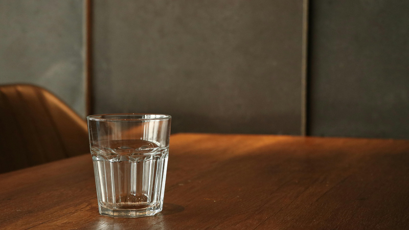 Uống quá nhiều nước có thể gây đầy bụng hoặc buồn nôn