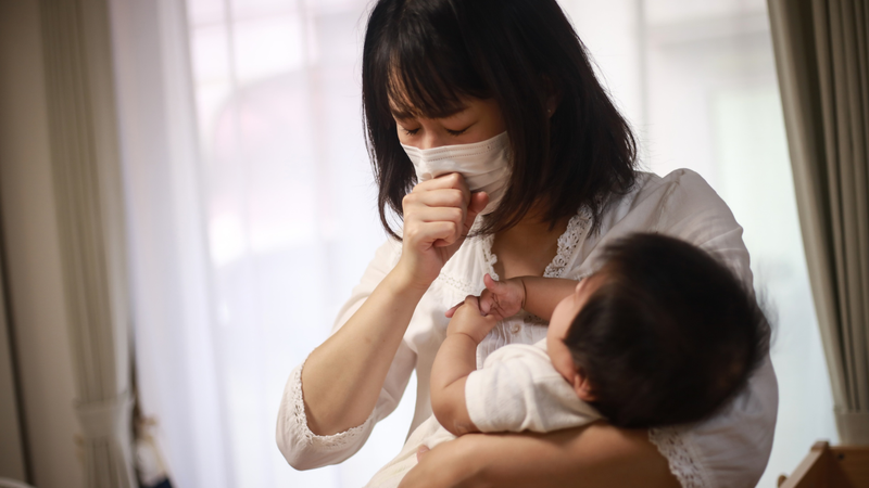 RSV lây nhanh qua giọt bắn khi ho, hắt hơi hoặc nói chuyện