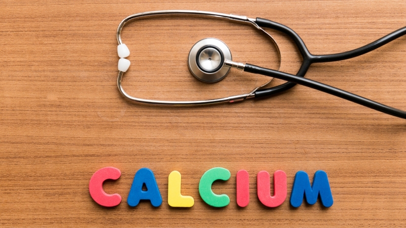 Nên ưu tiên canxi hữu cơ do khả năng hấp thu tốt, ít gây tác dụng phụ và an toàn hơn khi dùng dài ngày