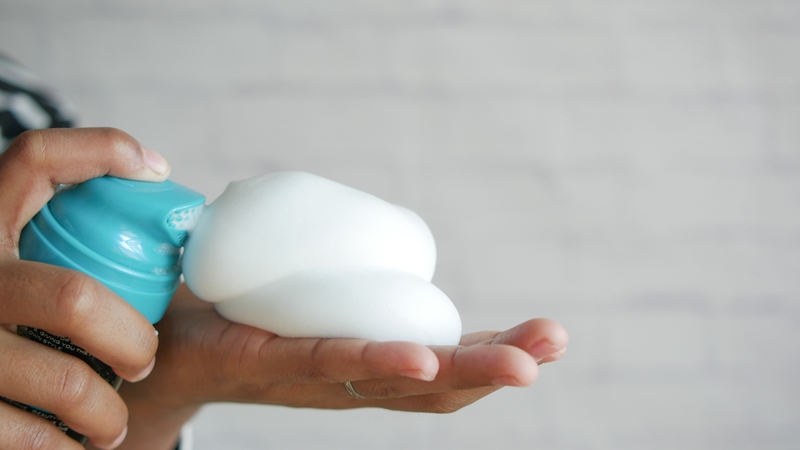 Thoa một lớp kem hoặc gel dưỡng ẩm chuyên dụng