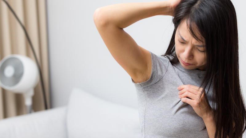 Tránh mắc những bộ trang phục quá chật chội hoặc bó sát nách