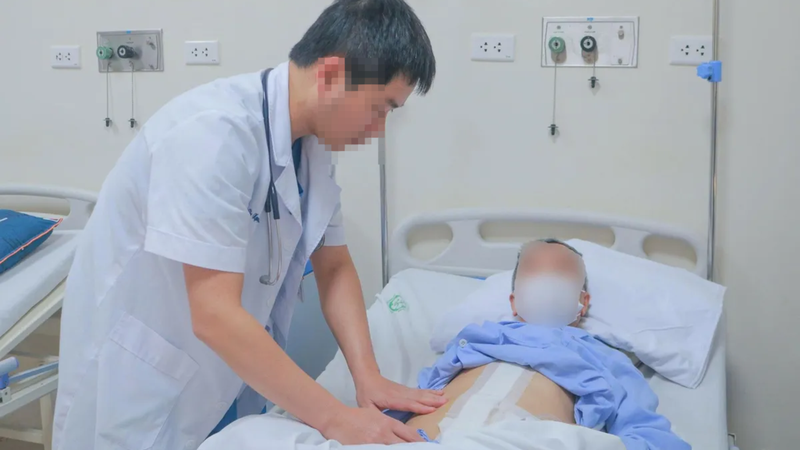 Người bệnh nhập viện trong tình trạng sốc mất máu, huyết áp tụt sâu, đau bụng dữ dội
