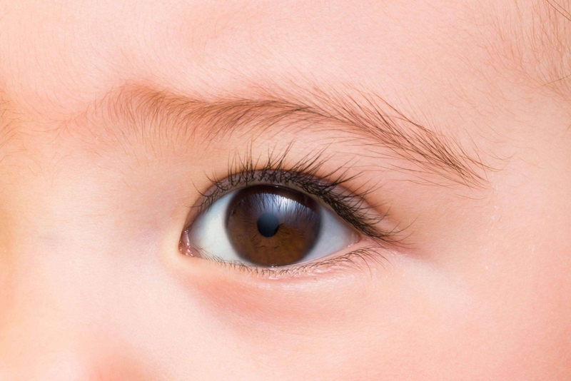 cắt lông mi cho trẻ sơ sinh 1