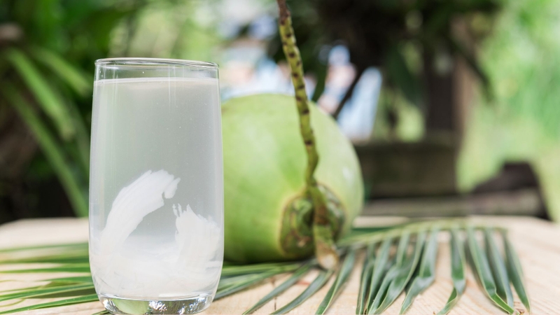 Nhiều người quan tâm cắt mí uống nước dừa được không