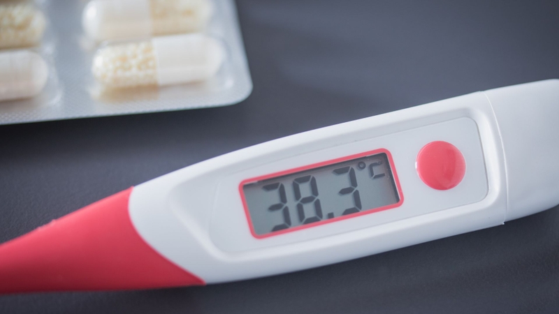 Sốt từ 38°C trở lên, kèm ớn lạnh kéo dài là dấu hiệu cần đi khám ngay