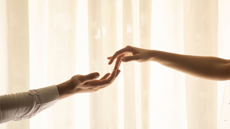 Câu trả lời cho câu hỏi tại sao 2 người chạm nhau bị điện giật là vì điện tích giữa 2 người có sự chênh lệch