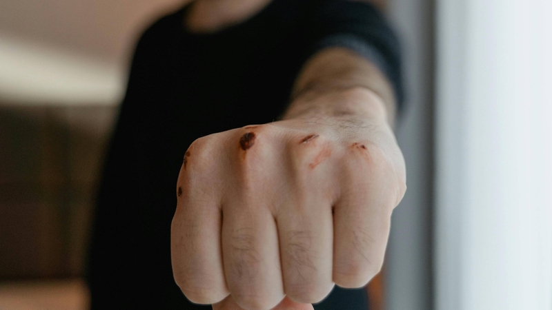 Nước sắc từ lá được sử dụng để rửa vết thương nhờ đặc tính kháng khuẩn tự nhiên