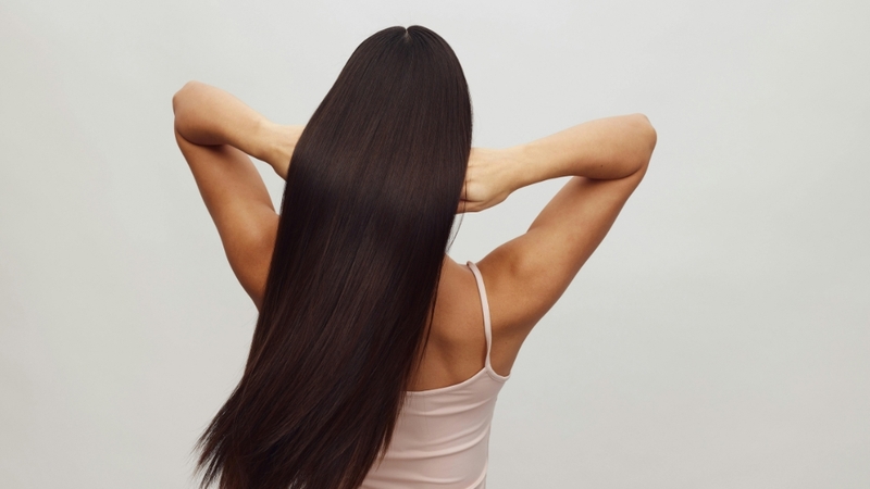 Cỏ mực giúp dưỡng tóc, hỗ trợ giảm rụng tóc và làm chậm tình trạng bạc sớm