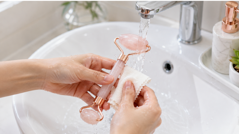 Vệ sinh cây lăn mặt sau mỗi lần sử dụng để đảm bảo sạch khuẩn