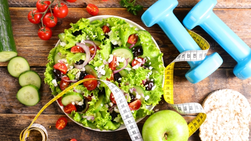 Kết hợp ăn chả chiên cùng rau xanh và duy trì vận động hợp lý để kiểm soát lượng calo