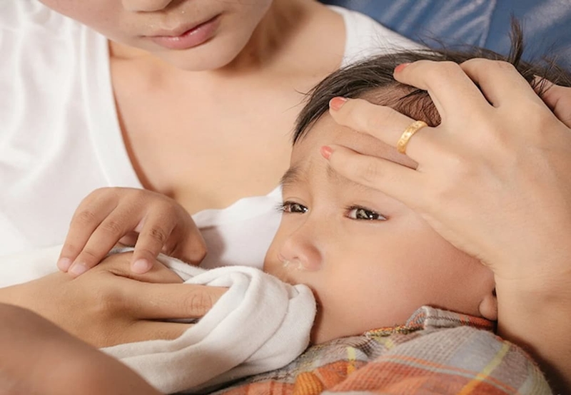 Cha mẹ cần làm gì khi trẻ sơ sinh hay bị trớ? 4