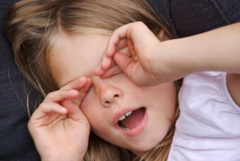 Cha mẹ cần làm khi trẻ bị đau mắt đỏ 2