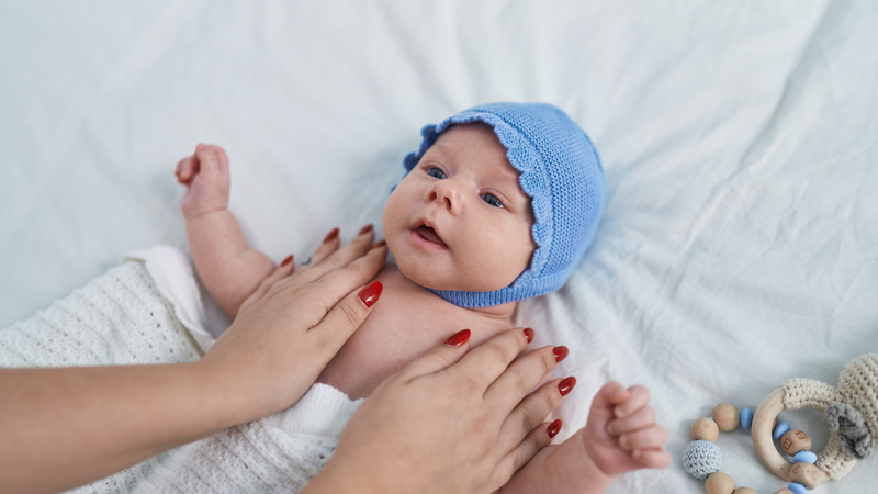 Massage với dầu cho bé nhẹ nhàng để bé không cảm thấy khó chịu