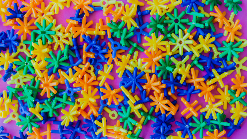 Cha mẹ tuyệt đối không để trẻ chơi một mình với các vật dụng nhỏ, sắc nhọn