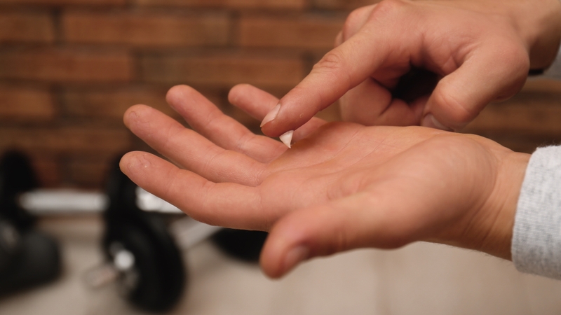 Chai tay do da khô, thiếu ẩm khi lớp biểu bì mất nước, da trở nên khô, dễ bong tróc và mất độ đàn hồi